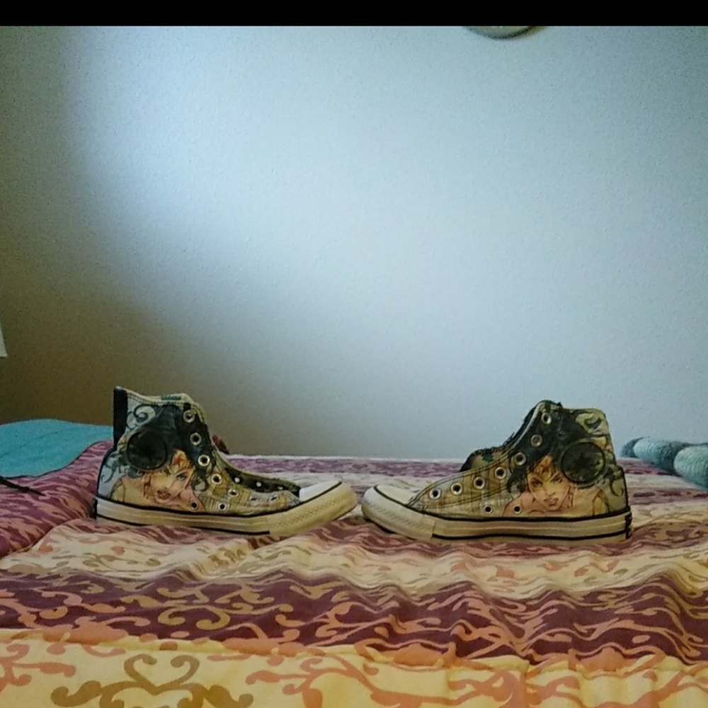 Almost new Wonder Woman Converse